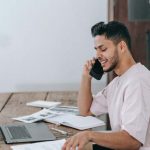 UN homme fait du phoning pour gagner de l'argent