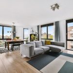 Salon et salle à manger d'un appartement lumineux à acheter à Montpellier avec vue sur la ville.