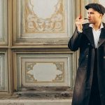 homme chic avec casquette