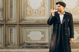 homme chic avec casquette