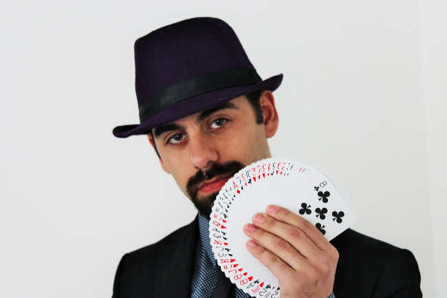magicien avec cartes
